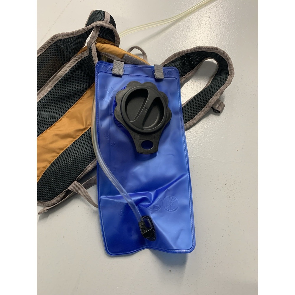 OZARK TRAIL  Hiking Hydration Backpack- 2 Liter - Picture 4 of 4